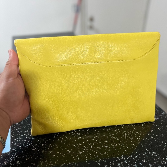 GIVENCHY SHW Cluth Bag
Visitar >
Calfskin Leather yellow - Picture 2 of 4